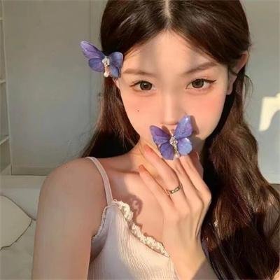 穿黑衣的女孩